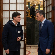 Imagen generada con IA. Pedro Sánchez y Vito Quiles en el Congreso