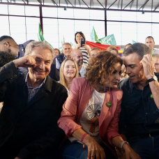 (Foto de ARCHIVO)
Acto de campaña de la secretaria general del PSOE-A y candidata a la Presidencia de la Junta, María Jesús Montero, acompañada por el secretario general del PSOE y presidente del Gobierno, Pedro Sánchez (3i) y el expresidente del Gobierno, José Luis Rodríguez Zapatero (1i), en Cártama (Málaga). A 1 de mayo de 2026 en Cártama, Málaga (Andalucía, España). María Jesús Montero ha contado este viernes que es el primer día de campaña electoral en Andalucía de cara a los comicios del día 17, con el respaldo del secretario general del PSOE y presidente del Gobierno, Pedro Sánchez, y de quien ocupara esos mismos cargos en una etapa anterior José Luis Rodríguez Zapatero, que la han acompañado en un mitin en Cártama (Málaga).

Álex Zea / Europa Press
01/5/2026