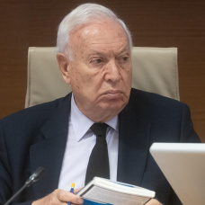 El exministro de Asuntos Exteriores, José Manuel García-Margallo, comparece en la Comisión de Investigación sobre la verdad y las implicaciones derivadas de los atentados de Barcelona y Cambrils, en el Congreso de los Diputados, a 4 de diciembre de 2024, en Madrid (España). El pasado 26 de noviembre arrancaron las primeras comparecencias en la Comisión de Investigación sobre el derecho a saber la verdad y las implicaciones derivadas de los atentados de Barcelona y Cambrils del 17 de agosto de 2017. Hoy ha sido el turno de Villarejo, Nieto Ballesteros y Margallo, una semana después de que el entonces director del Centro Nacional de Inteligencia (CNI) negara en la misma Comisión la teoría sobre la vinculación de los servicios de inteligencia con estos ataques terroristas de corte yihadista que se desarrollaron en las poblaciones de Barcelona y Cambrils, en Cataluña.

Eduardo Parra / Europa Press
04 DICIEMBRE 2024;COMISIÓN;CONGRESO;ATENTADOS;TERRORISMO;TERRORISTAS;2017
04/12/2024