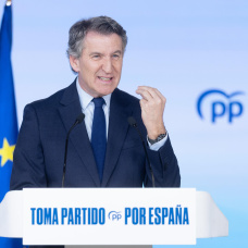 El presidente del Partido Popular, Alberto Núñez Feijóo, comparece ante los medios de comunicación, en la sede nacional del Partido Popular, a 29 de diciembre de 2025, en Madrid (España). A dos días para que finalice el actual año, durante su intervención, Feijóo ha hecho balance de 2025 enumerando lo que han sido para el PP los diez fracasos del Gobierno en este período: la vivienda, la migración, la política internacional, la protección a la familia y mujeres, y la corrupción, entre otros. El líder del PP ha afirmado que en España “quien está fracasando es el Gobierno, no la nación” y que desde el PP están preparados para ofrecer la alternativa a ese Ejecutivo.

Eduardo Parra / Europa Press
29/12/2025