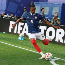 Michael Olise en acción durante el partido de dieciseisavos de final de la Copa Mundial de la FIFA 2026 entre Francia y Suecia.