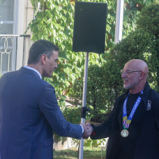 Pedro Sánchez con Luis de la Fuente, en 2024