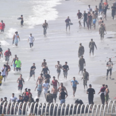 Varios migrantes intentan cruzar la frontera a nado en Ceuta