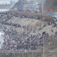 Decenas de migrantes intentan traspasar la frontera entre Ceuta y Marruecos, a 31 de julio de 2026.