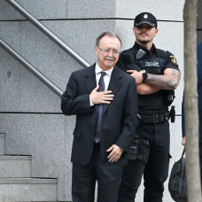 El presidente de Ceuta, Juan Jesús Vivas, a su llegada a la Audiencia Nacional, a 30 de septiembre de 2026, en Madrid (España). Vivas declara como testigo en la causa de la Audiencia Nacional que investiga la entrada masiva de migrantes en Ceuta el pasado mes de julio. El presidente ceutí ya avanzó en varias entrevistas en televisión que tiene intención de informar en sede judicial de todas las llamadas y alertas que envió al Gobierno central en los días previos a los hechos.

Gustavo Valiente / Europa Press
30/9/2026