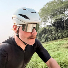 Bottas se pasa al ciclismo: viaja de Malasia a Singapur en bicicleta.