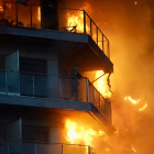 Una persona en un balcón del edificio en llamas, en el barrio de Campanar