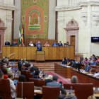 El presidente de la Junta, Juanma Moreno, y la oposición en el pleno del Parlamento.