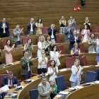 La bancada de PP y Vox en Las Cortes Valencianas aplaude por la aprobación de la Ley de Libertad Educativa