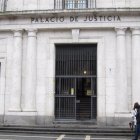 Palacio de Justicia 

Había dispuesto un conjunto de normas que habían de cumplir par evitar la imposición de las correspondientes multas    

   VALLADOLID, 27 (EUROPA PRESS) 

   Fiscalía de Valladolid solicita una condena de tres años de prisión para un hombre de nacionalidad paraguaya, J.A.M.G, acusado de captar mujeres de su país para luego explotarlas sexualmente en un piso en la capital bajo las condiciones que él imponía y que ellas aceptaban debido a las situación de vulnerabilidad en la que se encontraban.

   El presunto proxeneta ocupará el banquillo de la Audiencia Provincial el próximo día 3 de julio, donde la acusación pública acude con la referida pena privativa de libertad por delito de aprovechamiento de la prostitución ajena, junto con una multa de 10.800 euros, libertad vigilada por espacio de tres años e inhabilitación durante diez años para cualquier profesión en la que participen menores de edad.

   En concepto de responsabilidad civil, Fiscalía solicita al encausado el pago de una indemnización de 10.000 euros en favor de una de las mujeres supuestamente explotadas, según informaron a Europa Press fuentes jurídicas.

    Los hechos investigados se remontan al periodo entre junio de 2020 y el 17 de marzo de 2021, en el que el acusado, alias 'Lucas' y natural de Paraguay, se dedicó a explotar la prostitución ajena en un piso ubicado en la calle Nicasio Pérez, para lo cual captaba mujeres de su nacionalidad que se hallaban en situación irregular, con escasos recursos económicos para subsistir y que de forma voluntaria ejercían la prostitución bajo las condiciones que él les imponía.

    De hecho, siempre según la tesis de la acusación pública, el acusado es quien alojaba a las chicas, insertaba anuncios en páginas del sector, concertaba las citas y enviaba a la mujer que él consideraba adecuada al servicio solicitado, llegando incluso a