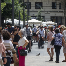 Turistas visitan el centro de la ciudad de Valencia