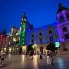 Fachada del Ayuntamiento de Valencia iluminada por el Orgullo LGTBI