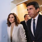 El presidente de la Generalitat Valenciana, Carlos Mazón, y la presidenta de la Comunidad de Madrid, Isabel Díaz Ayuso, en una foto de arhcivo.