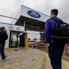 Dos trabajadores en la fábrica de Ford, a 12 de junio de 2024, en Almussafes