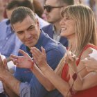 Sánchez con Begoña Gómez en un mitin del PSOE