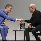 Jorge Javier Vázquez con Pedro Sánchez en la presentación de su libro