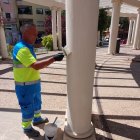 Un trabajador de Emaya quita las pintadas vandálicas de la plaza de las Columnas.
AYUNTAMIENTO DE PALMA
02/7/2024