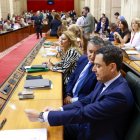 El presidente de la Junta, Juanma Moreno, con los consejeros Antonio Sanz y Carolina España en el Parlamento.