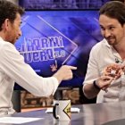 Pablo Iglesias regala a Motos un disco de Los Chikos del Maíz.