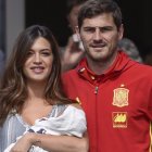 Sara Carbonero e Iker Casillas a la salida del hospital con el pequeño Lucas.