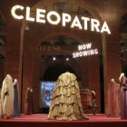 Cleopatra, la reina del Nilo seduce a los madrileños con su vestuario de cine