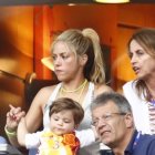 Shakira viendo el futbol con Sasha