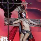 Escándalo: la drag queen vestida de Virgen ofende a miles de ciudadanos