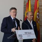 Ximo Puig con el alcalde de Alicante Gabriel Echàvarri.