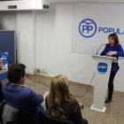 Isabel Bonig pronuncia su discurso ante la atenta mirada de Pablo Ruz y José Císcar y Eva Ortiz.