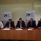 Momento de la firma de colaboración en la investigación de gestión de lodos de las depuradoras.