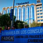 La concentración frente a la nueva sede en Alicante.