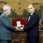 El alcalde Gabriel Echávarri hace entrega de la Medalla de la Ciudad a la Guardia Civil.