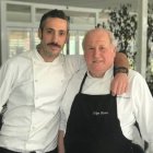 Felipe Blasco (a la izquierda) con su padre, en el restaurante del Polideportivo de Picassent