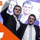 Manuel Valls, flanqueado por Albert Rivera e Inés Arrimadas.