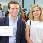 Casado votó por la mañana en la agrupación del barrio de Salamanca.