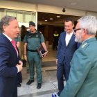 Moragues conversa con el alcalde de Elche y miembros de las fuerzas de seguridad.