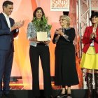 Pedro Sánchez y Manuela Carmena en la entrega de premios.