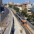 Hueco, a la izquierda, donde se instalará la doble vía, en la Avenida Villajoyosa.