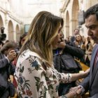 Susana Díaz felicita al nuevo presidente al término de la votación.