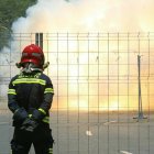 Los bomberos, protagonistas de la mascletà de este martes.