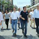 Pablo Casado pasea en plenas fiestas con el alcalde de Alicante, Luis Barcala.