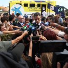 Sánchez hablando para la prensa.