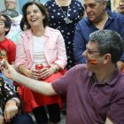 Sáenz de Santamaría viendo el partido del lunes de la selección.