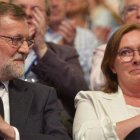 Rajoy mira a su mujer, Viri, tan emocionada o más que él durante toda la tarde.