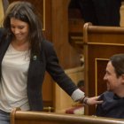 Irene Montero saluda a Pablo Iglesias al dirigirse a la tribuna del Congreso.