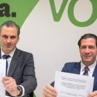 Javier Ortega y Pedro Fernández tras firmar el manifiesto.