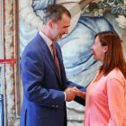 El Rey Felipe, este lunes, recibiendo en audiencia a la presidenta de Baleares, Francina Armengol.