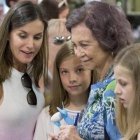 Las Reinas Letizia y Sofía junto a la Infanta Sofía y la Princesa Leonor en Palma.