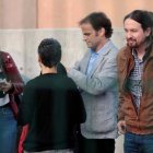 Pablo Iglesias, junto a Lucía Martín (de espaldas) y Jaume Asens, en la prisión de Lladoners.