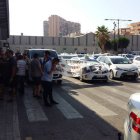 Los taxistas se reunieron en la estación del AVE de Alicante a la espera de noticias.